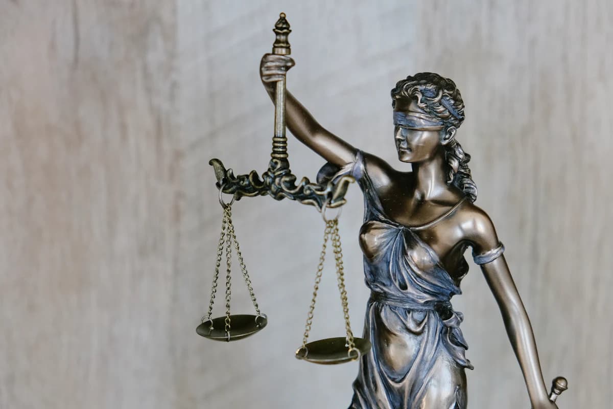 Advocaatkosten bespreken aan tafel met juridische documenten