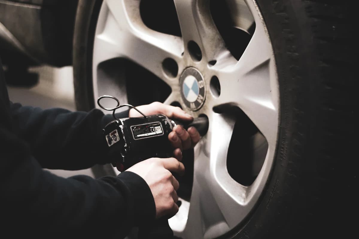 Bandenspecialist adviseert klant over nieuwe autobanden