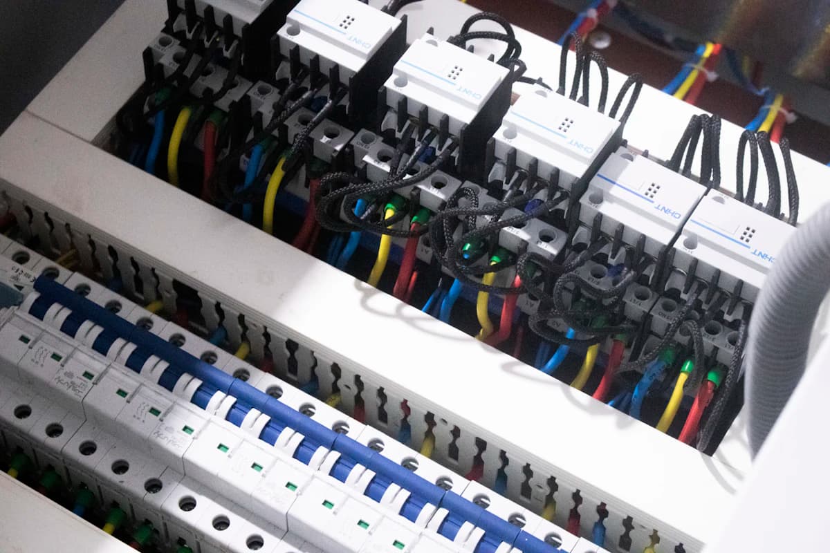 Moderne groepenkast met automaten en aardlekschakelaars in een Nederlandse meterkast