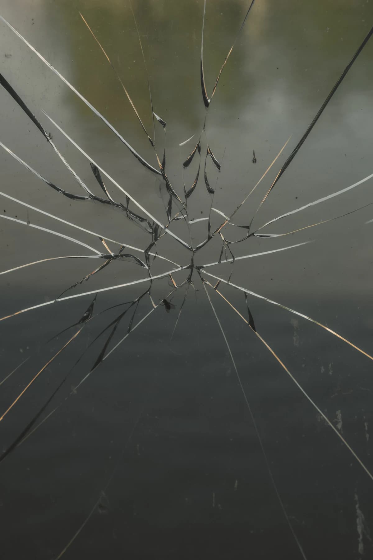 Gebroken ruit met scheuren in het glas — typisch geval voor een glaszetter