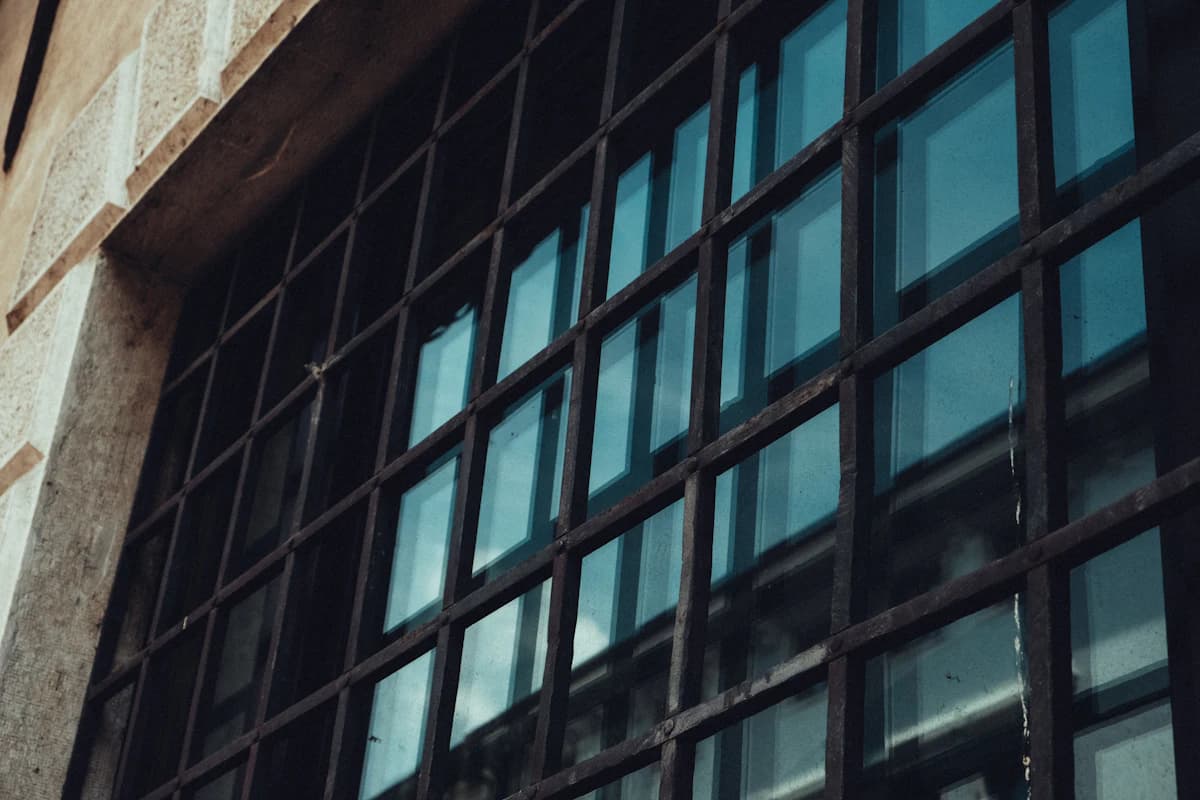 Inbraakwerend laminaatglas in een raamkozijn — meerdere glaslagen verlijmd met taaie PVB-folie