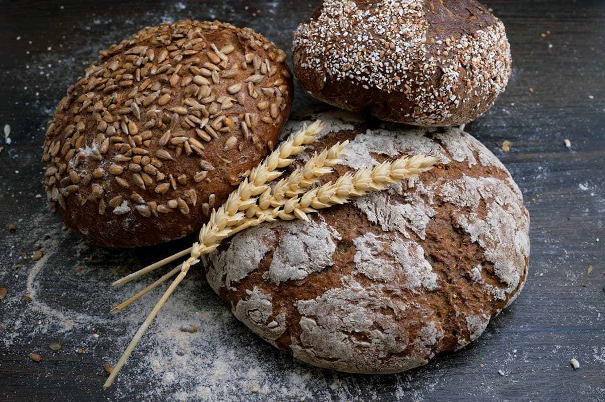 Betrouwbare glutenvrije bakker verpakt brood apart