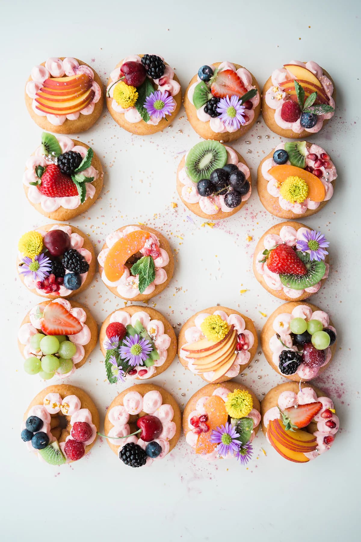 Glutenvrij ontbijt met broodjes en koffie