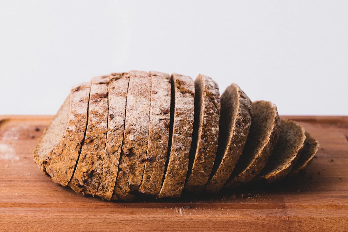 Glutenvrije broodmix naast vers bakkerijbrood
