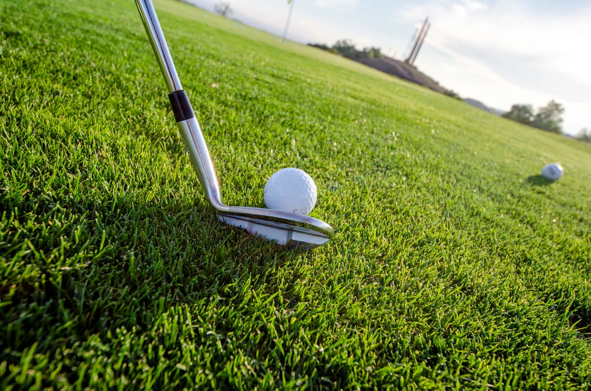 Beginnende golfer oefent voor golf handicap op de baan