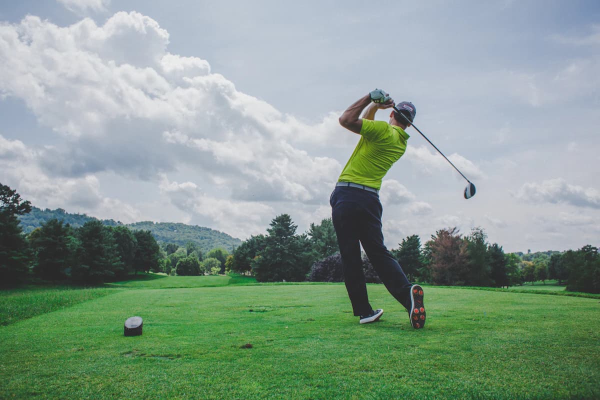 Golfprofessional geeft les aan beginnende golfer