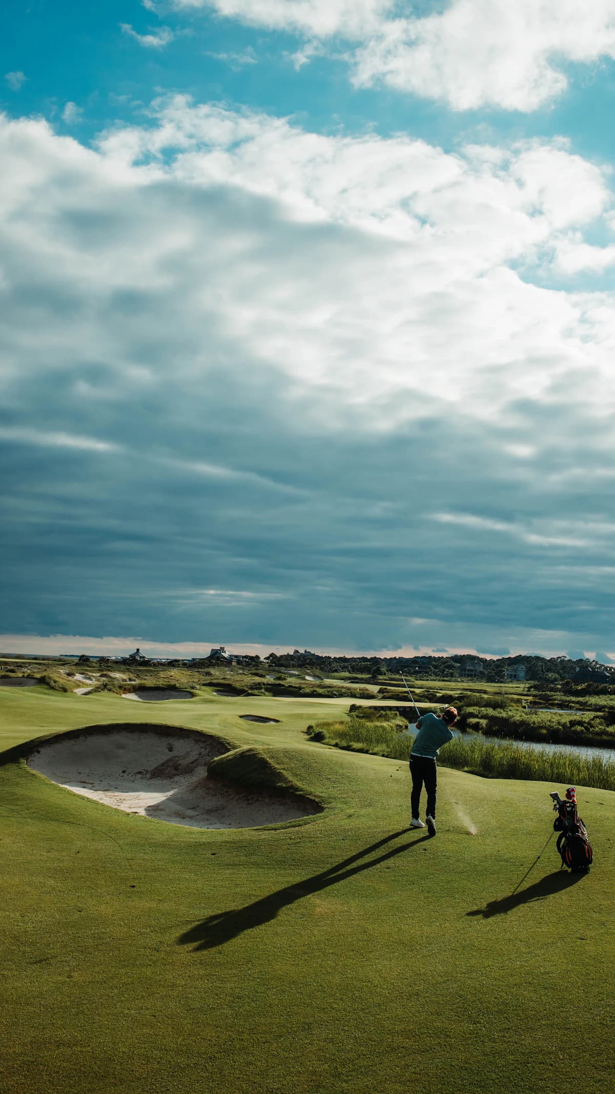 Golfer speelt op compacte par 3 golfbaan