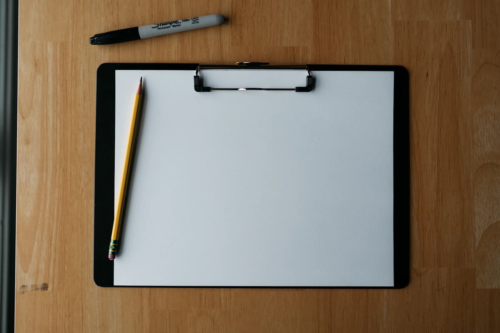 Checklist op tafel voor het kiezen van een lokale aanbieder