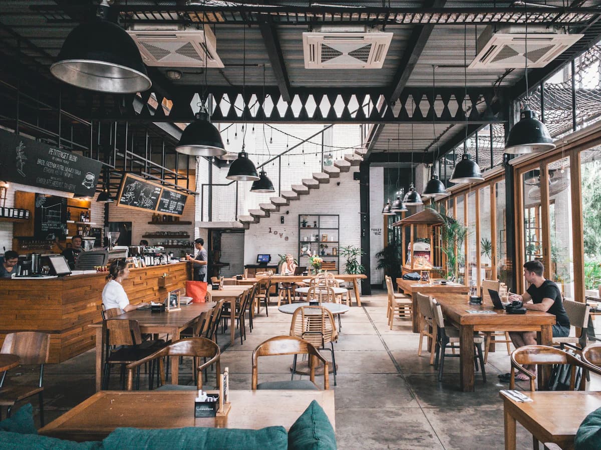 Keto restauranttafel met meerdere koolhydraatarme gerechten