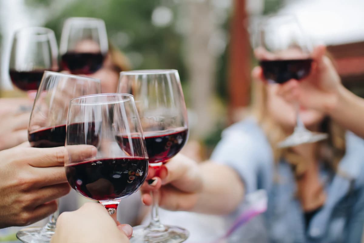 Restauranttafel met glas droge wijn naast keto diner