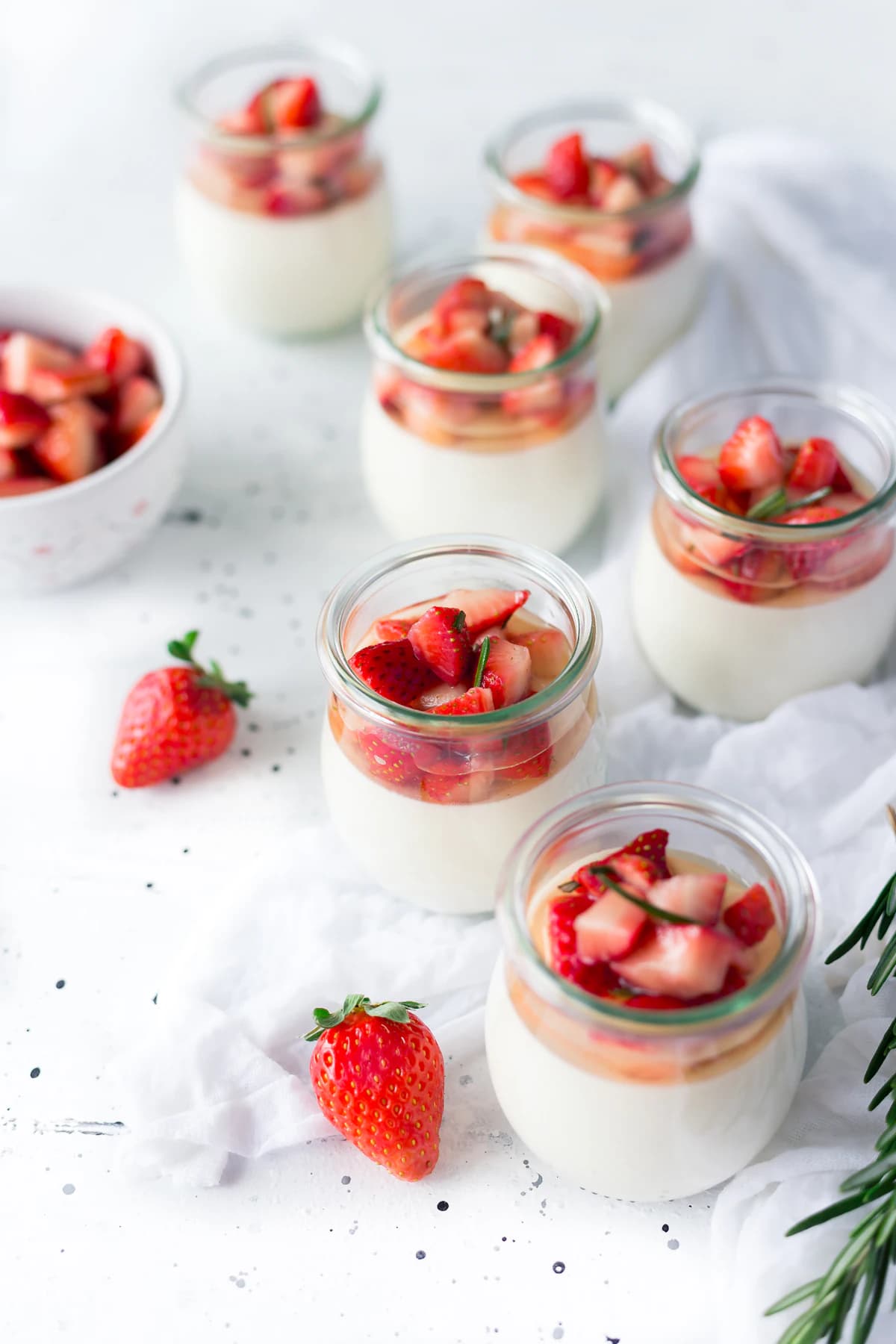 Keto dessert met kaas, bessen en koffie op restauranttafel