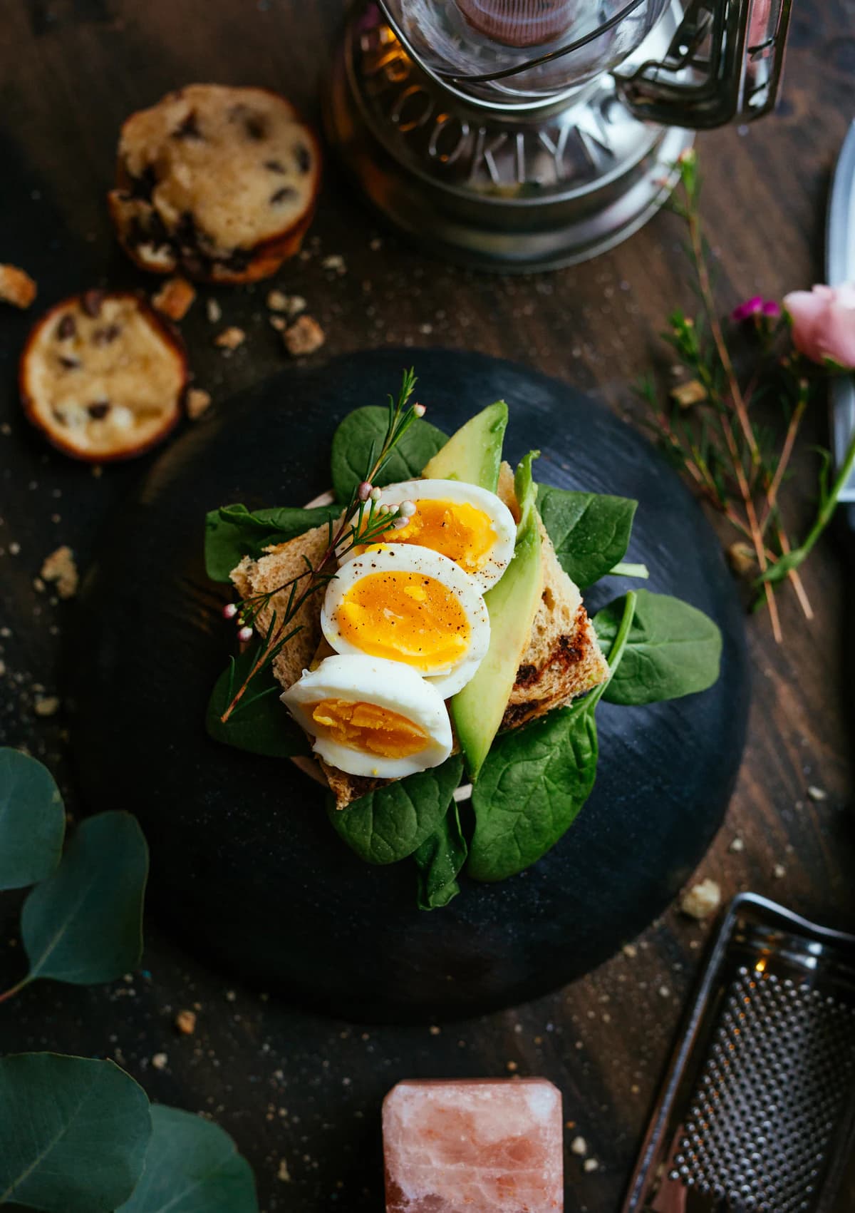 Keto diner met gegrilde vis, groene groente en saus apart
