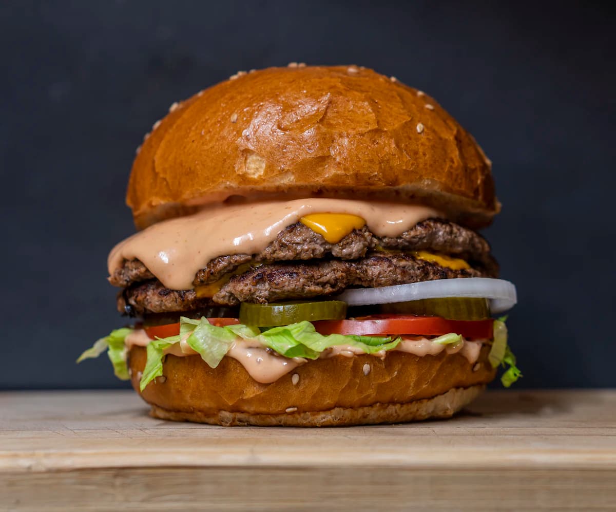 Keto fastfood maaltijd met burger zonder broodje en salade