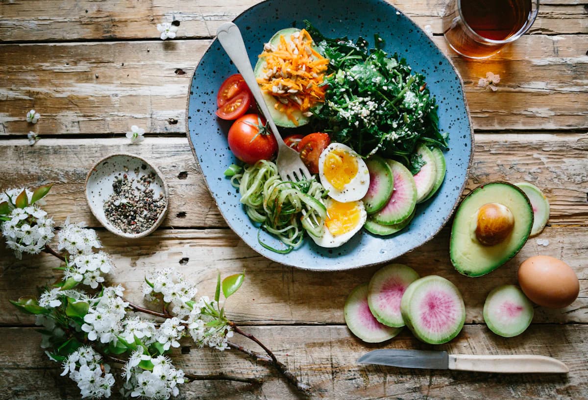 Keto lunchsalade met avocado, ei en groene groente
