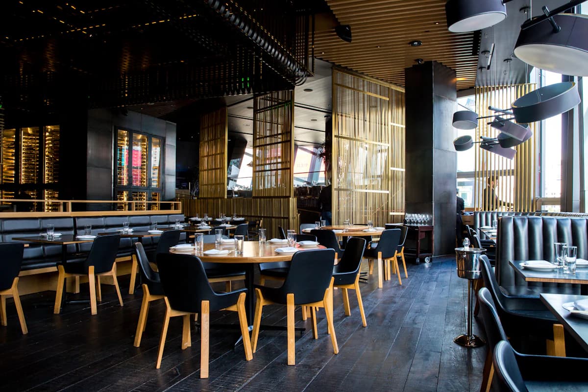 Restaurantmenu naast keto gerecht met groene groente
