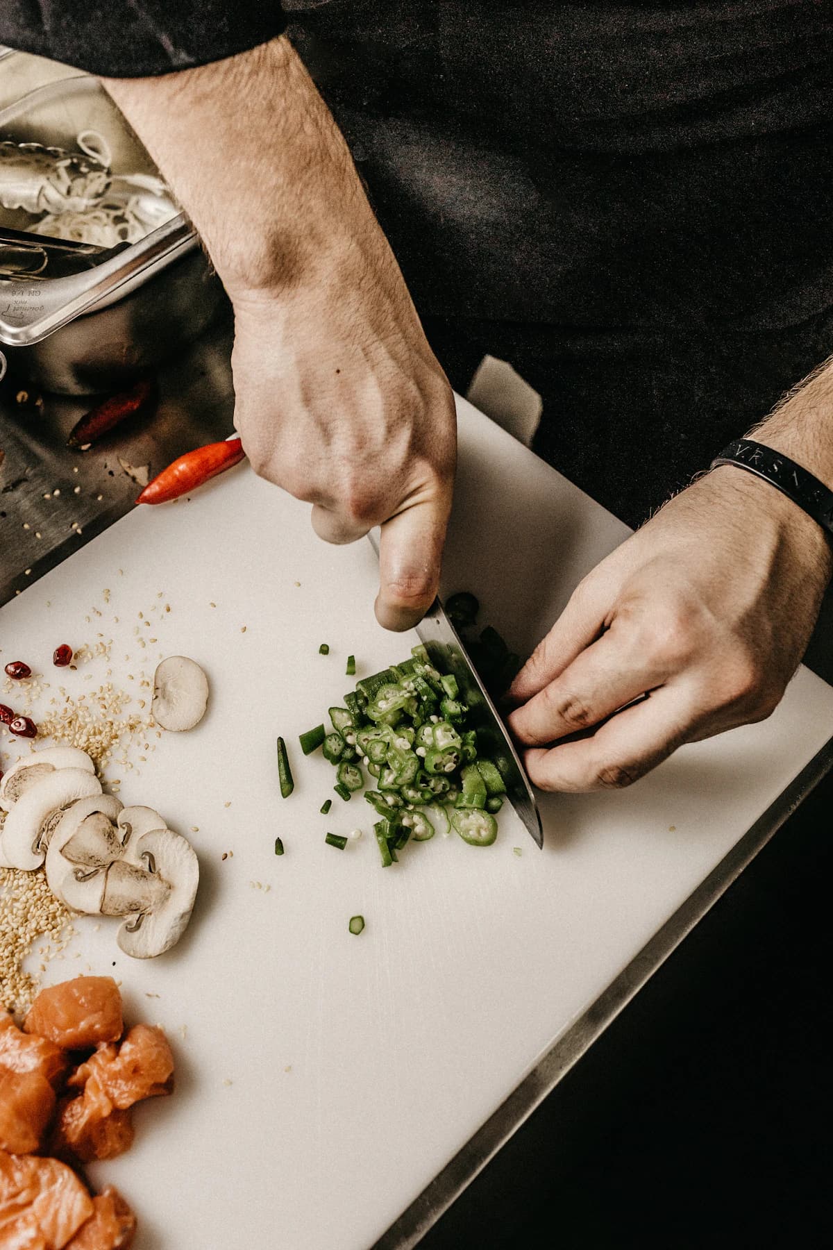 Gast bekijkt keto restaurant reviews op telefoon naast restauranttafel