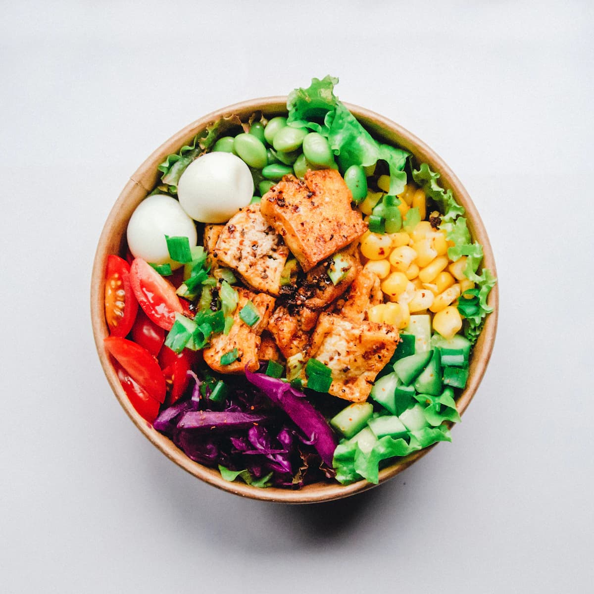 Keto restaurantgerecht met groenten, vlees en koolhydraatarme bijgerechten