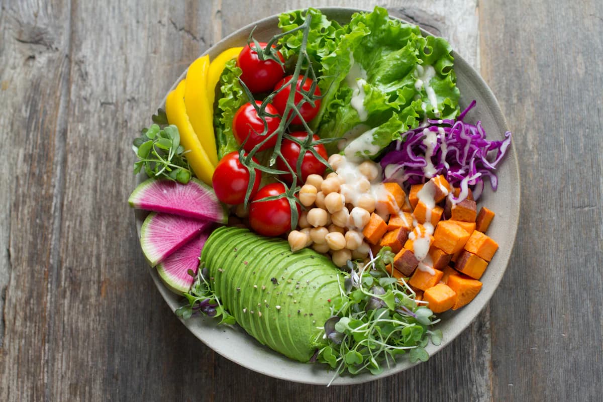 Koolhydraatarm restaurantgerecht met salade en gegrilde eiwitten