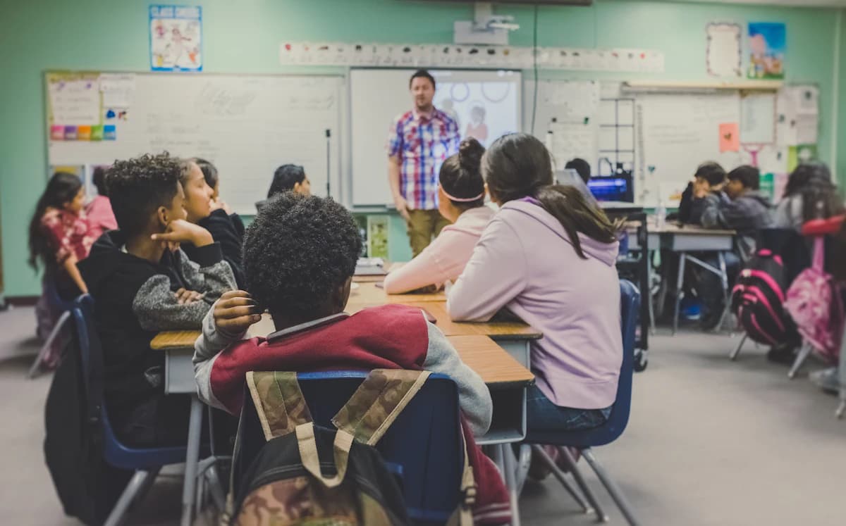 Kinderen worden na school opgehaald voor opvang