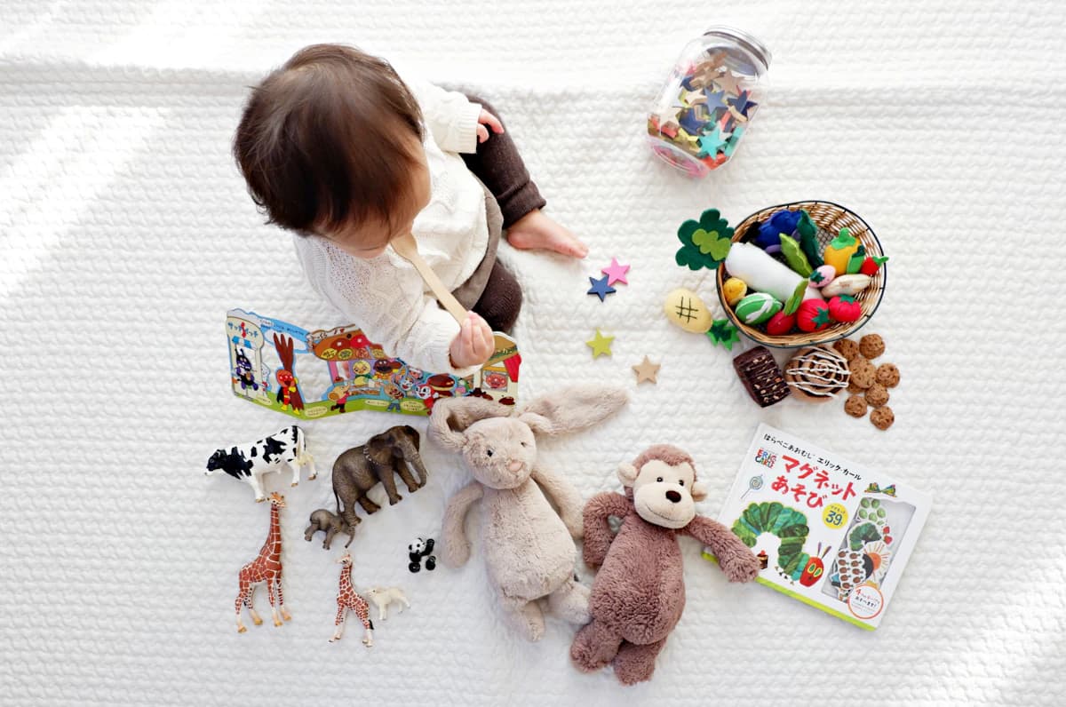 Baby op kinderopvang met pedagogisch medewerker