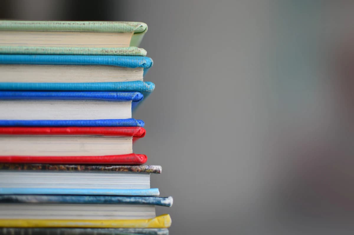 Ouder vraagt kinderopvangtoeslag aan met laptop en documenten