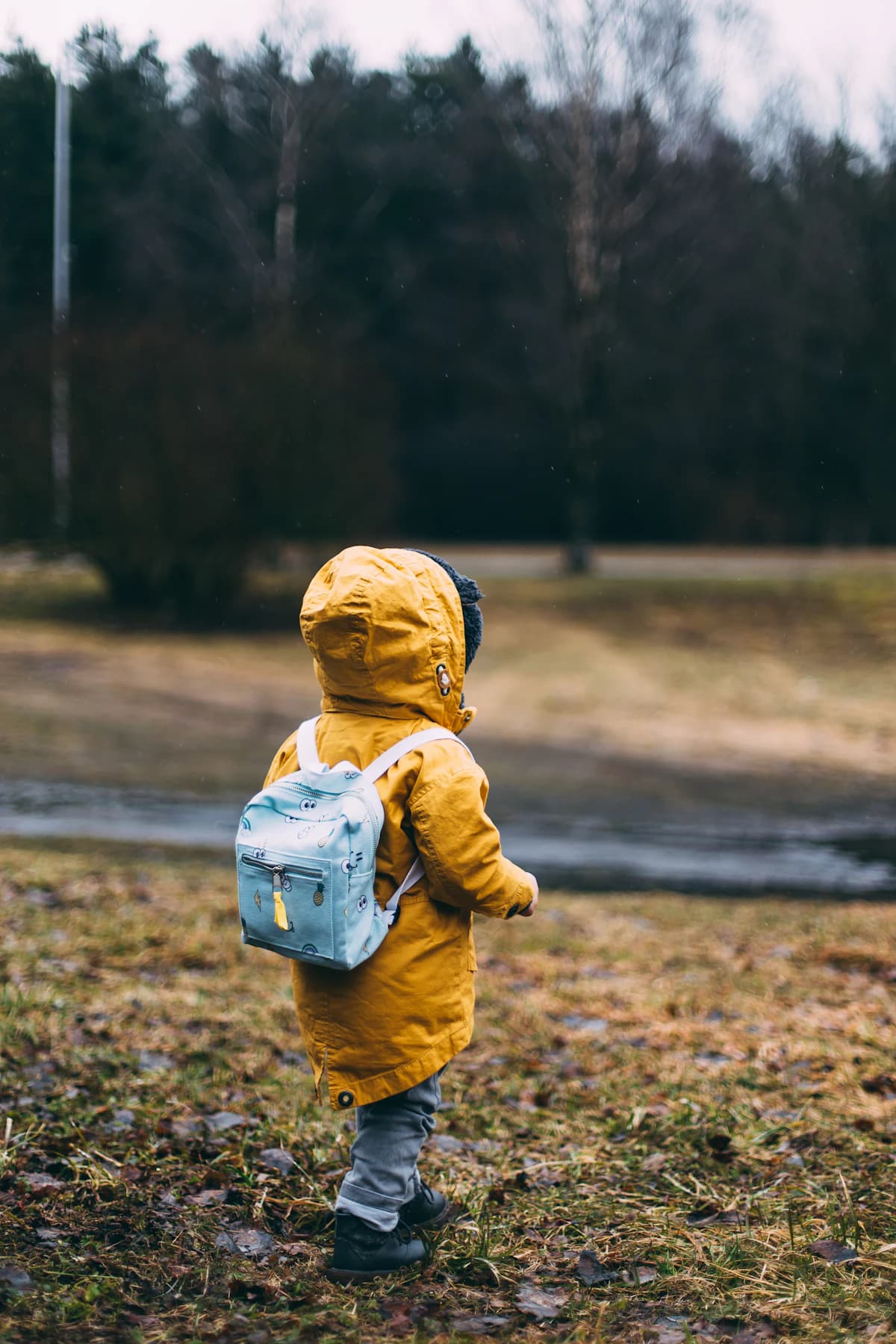 Pedagogisch medewerker speelt met kinderen aan tafel
