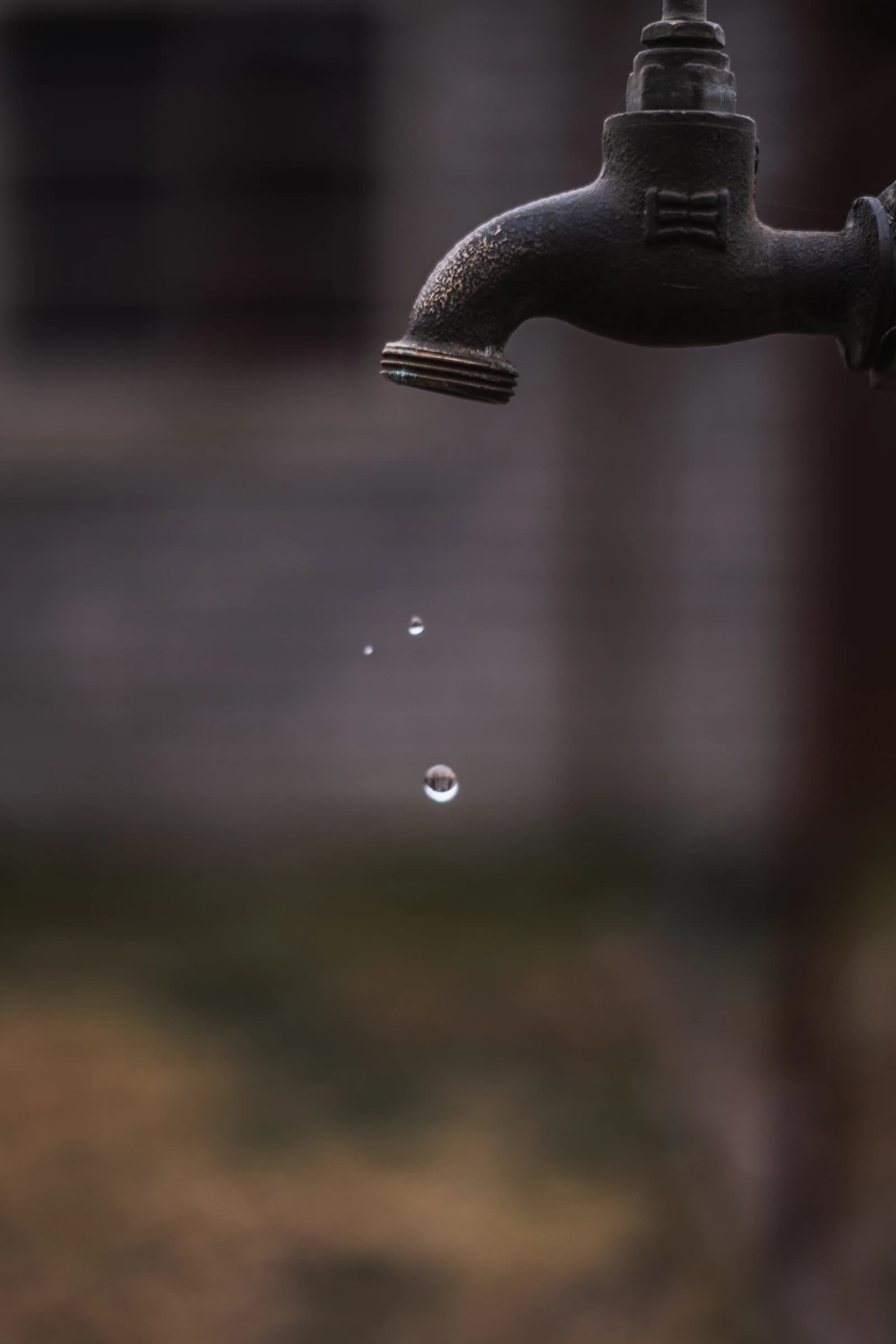 Lekkende kraan met waterdruppel — een van de signalen dat je een loodgieter nodig hebt