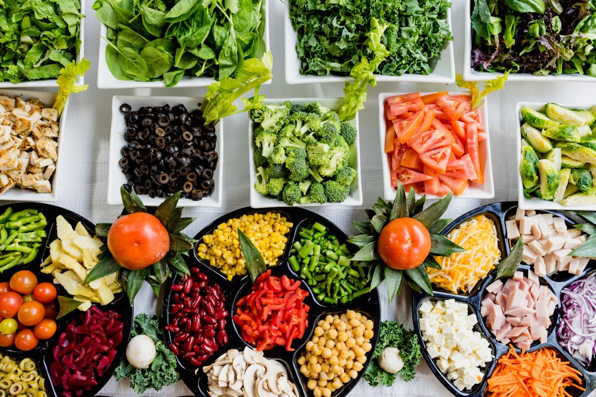 Weekmenu met maaltijden aan huis wordt gepland op keukentafel