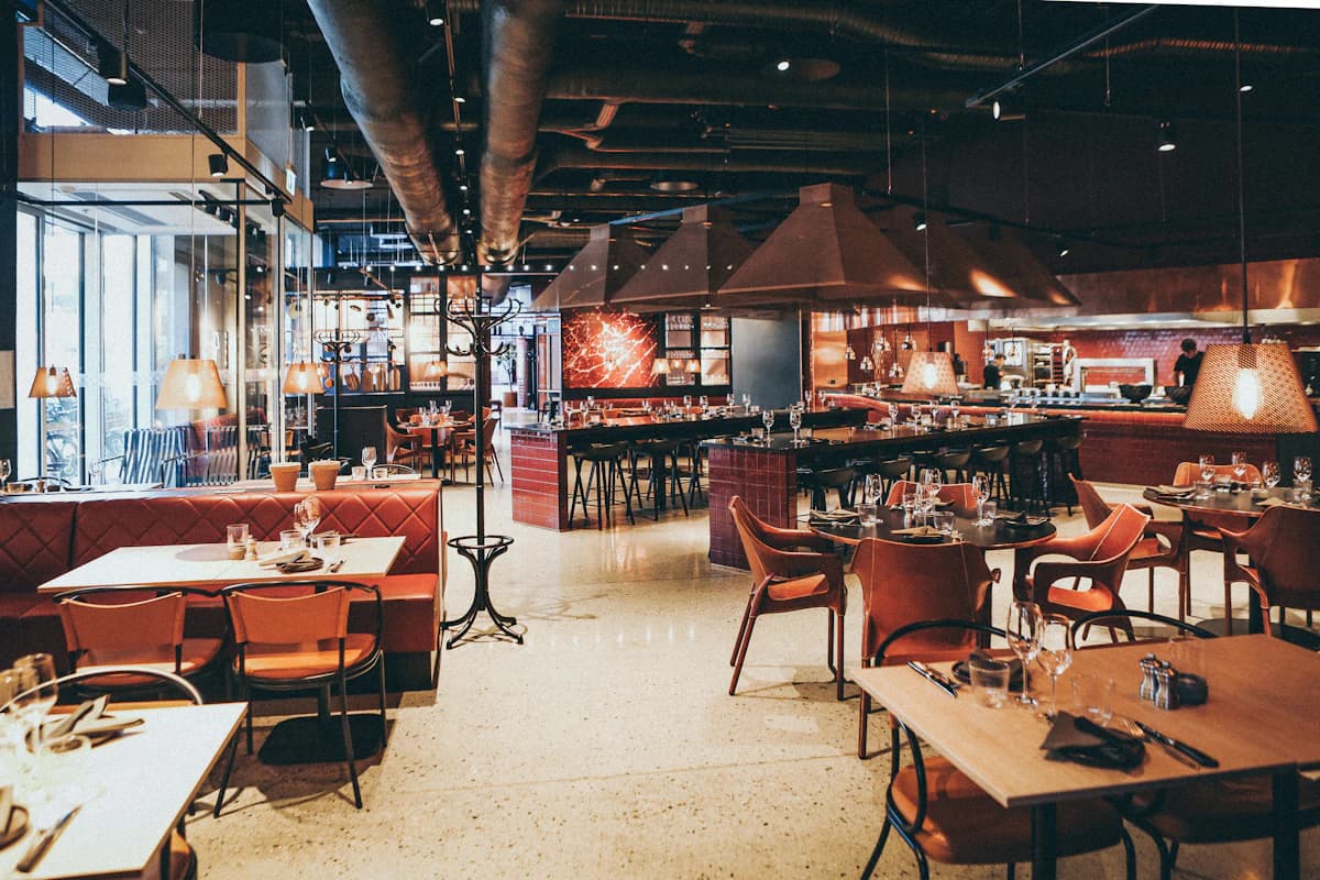 Romantisch gedekte restauranttafel voor twee personen