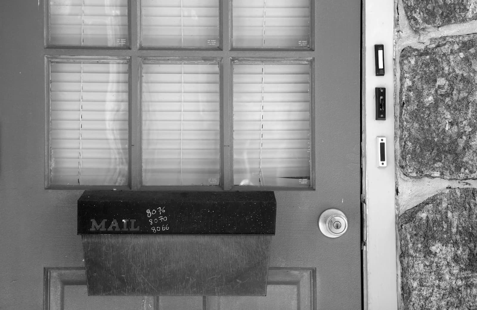 Voordeur van een Nederlandse woning met sleutel in het slot — buitengesloten worden kan iedereen overkomen