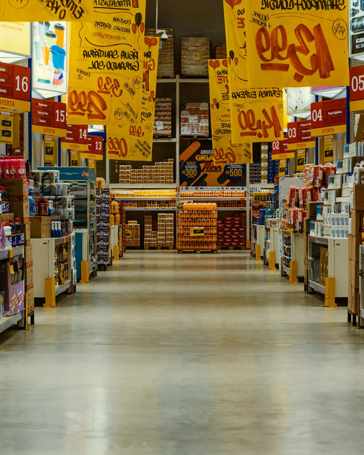 Boodschappenlijst met budget en huismerkproducten op keukentafel
