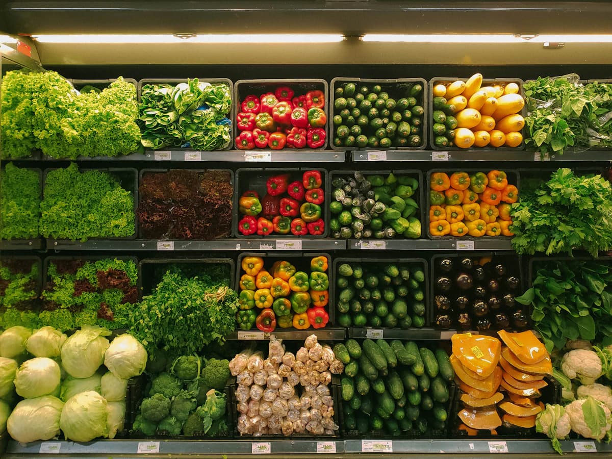 Maaltijdbox en supermarktboodschappen naast elkaar op aanrecht