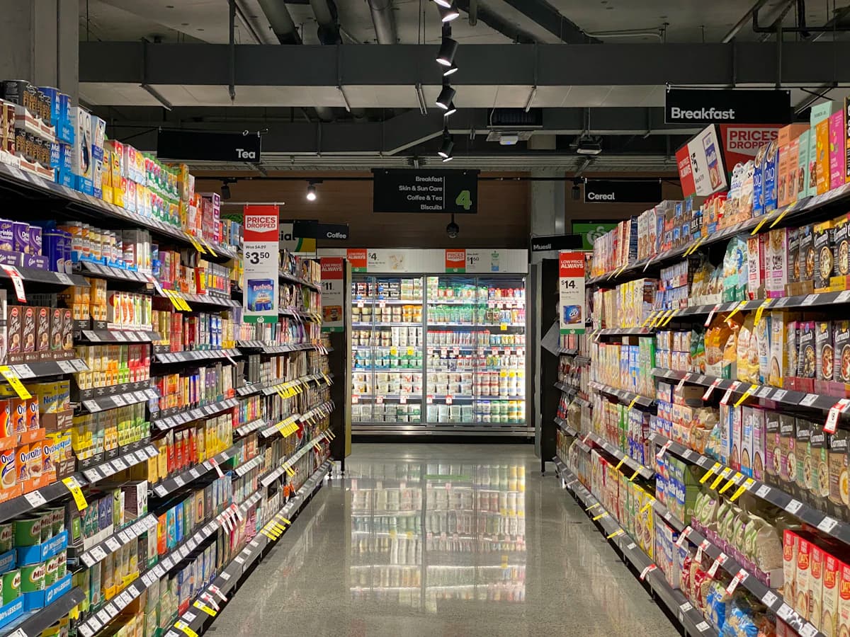 Rustige supermarktgang met weinig klanten en overzichtelijke schappen