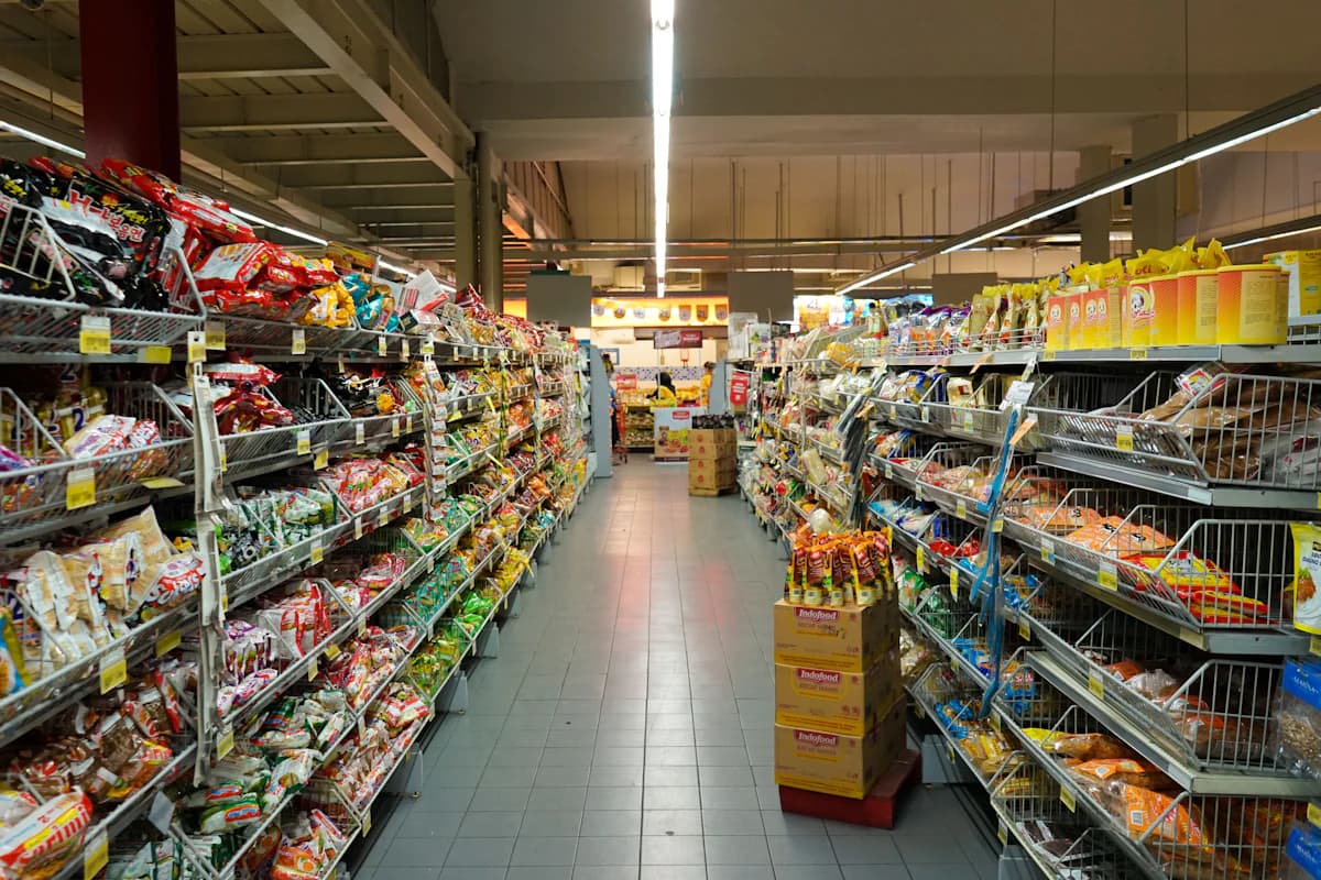 Oudere klant doet boodschappen in toegankelijke supermarkt