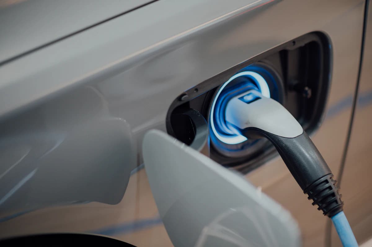 Elektrische auto laadt onderweg bij snellader