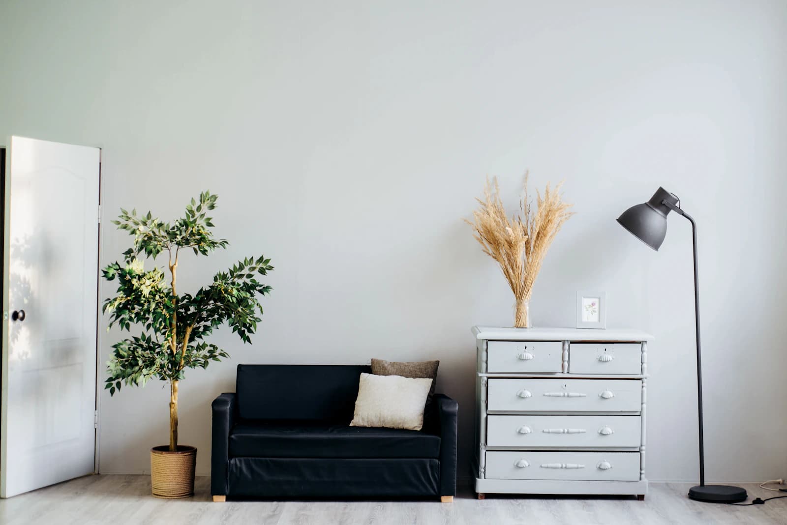 Senior gebruikt traplift om langer thuis te wonen