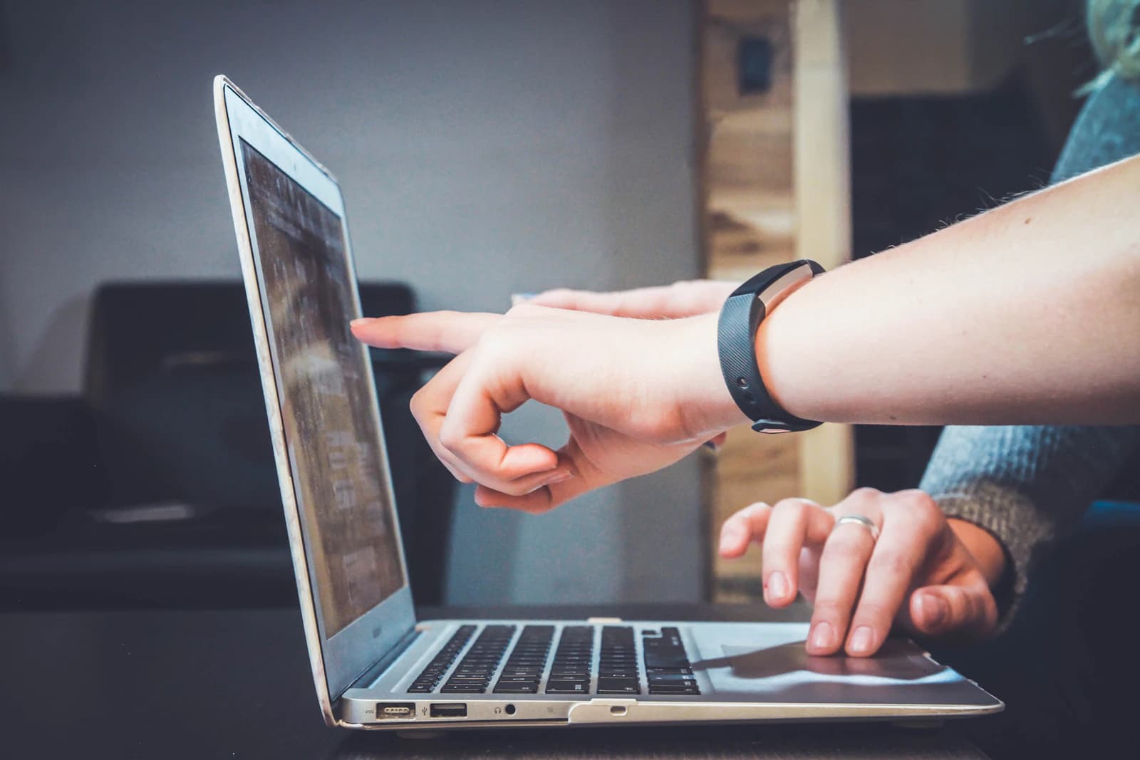 Traplift reviews worden bekeken op laptop
