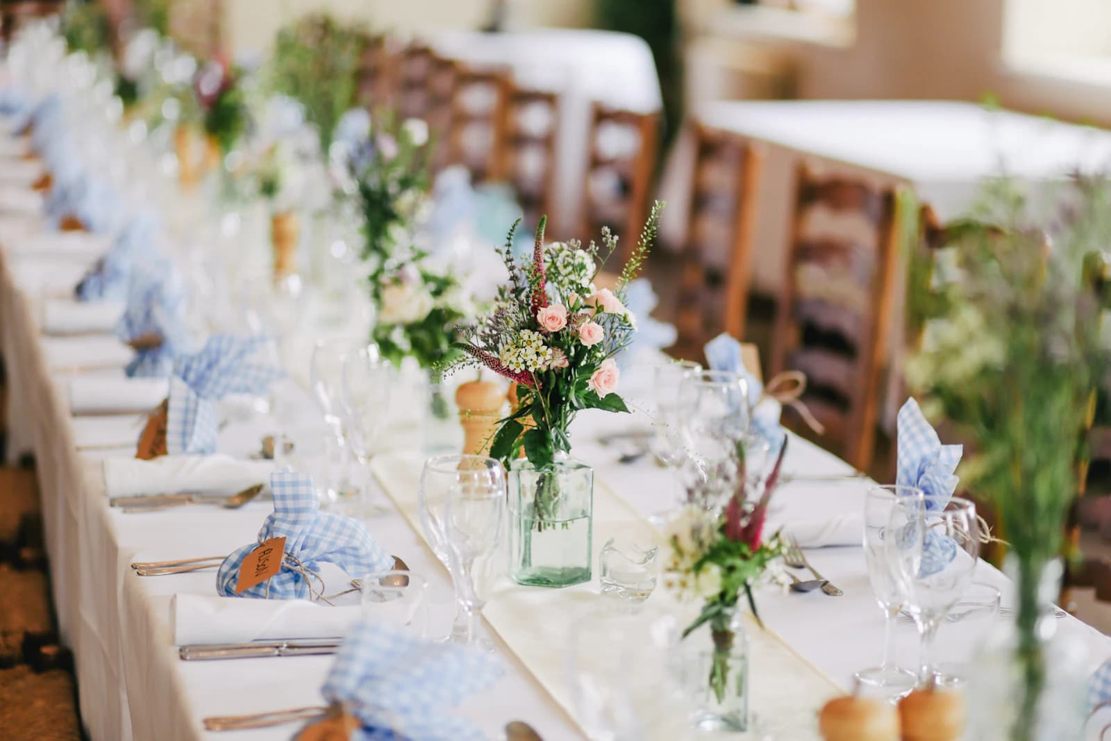 Draaiboek voor bruiloft met planning en bloemen