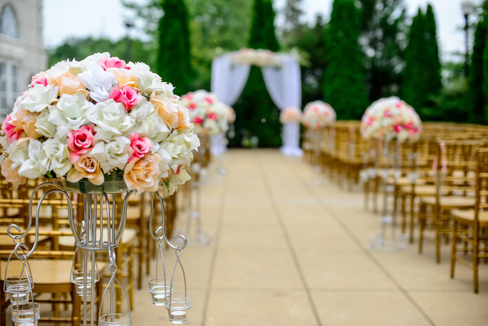 Thema bruiloft met subtiele styling en bloemen