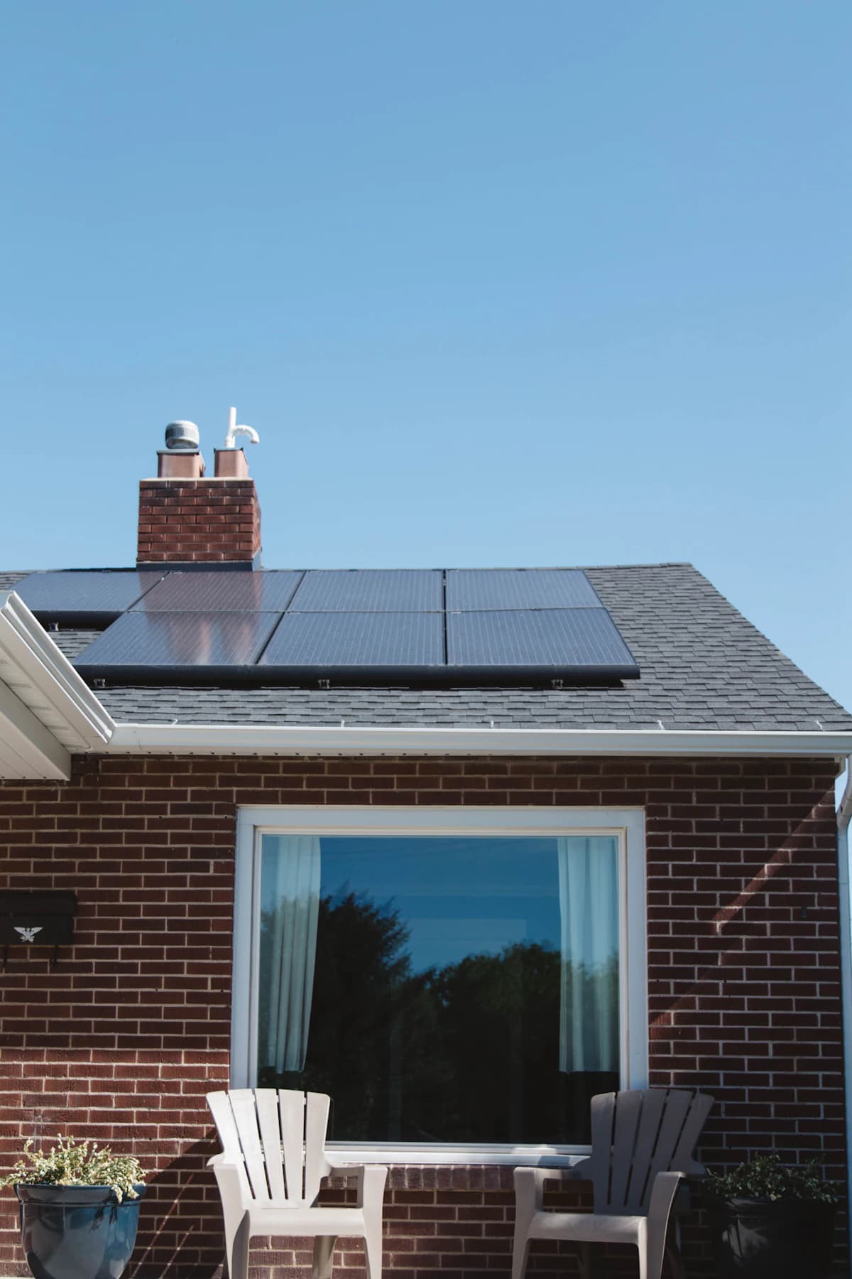Zonnepanelen op een dak in fel zonlicht — realistische opbrengst voor een Nederlandse woning