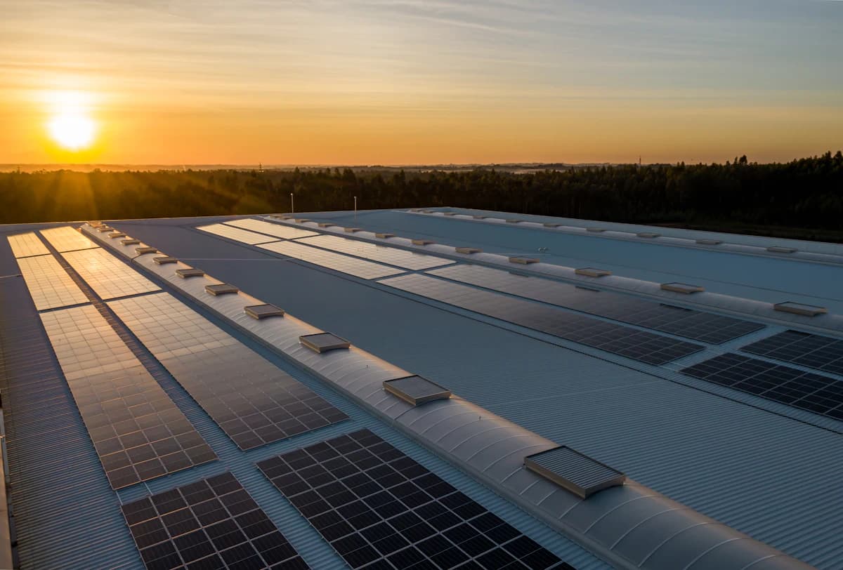 Zonnepanelen op een plat dak met opstanden in een oost-west configuratie